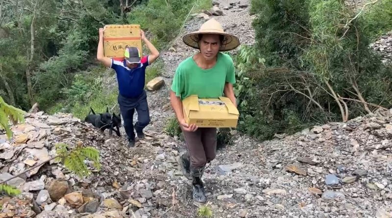 經歷連日豪雨,屏東山區5日終於放晴,族人背著各種糧食,以徒步方式攀爬上塌陷的路基,將物資送入大社部落。(讀者提供)中央社記者李卉婷傳真 114年8月5日