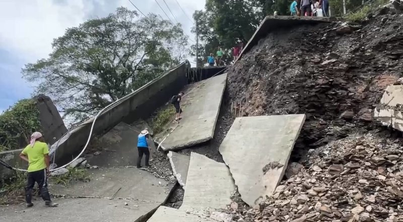 連日豪雨重創屏東山區,通往三地門鄉大社部落唯一道路屏專6道路嚴重毀損,路基塌陷、平整路面斷成好幾截,更出現高度約6公尺的落差,族人只能徒步運送物資到部落。(讀者提供)中央社記者李卉婷傳真 114年8月5日