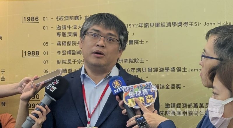 中經院中國經濟研究所助研究員王國臣提醒,台灣對中出口占比約3成,台灣卡在美中之間,若又參雜中國繞道洗產地的因素,這對台美後續談判、經濟發展都是不利因素。中央社記者潘姿羽攝 114年8月5日
