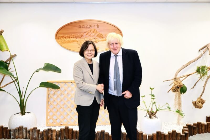 前總統蔡英文(左)與英國前首相強生(右)。(圖取自facebook.com/tsaiingwen)