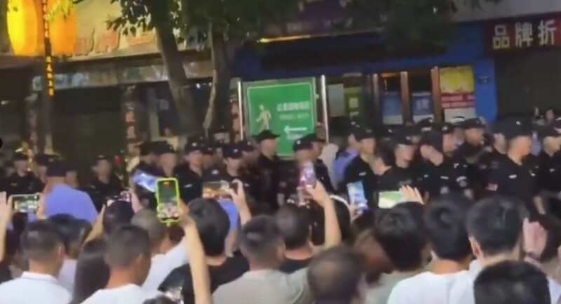 中國四川江油群眾不滿警方處理霸凌事件過輕,4日爆發大規模抗議。(圖取自網頁x.com/whyyoutouzhele)
