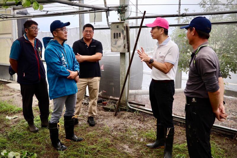 西南氣流豪雨成災,屏東縣高樹鄉4日停班停課,民進黨立委鍾佳濱(右2)一早前往了解蜜棗農損情形。(立委鍾佳濱辦公室提供)中央社記者黃郁菁傳真 114年8月4日