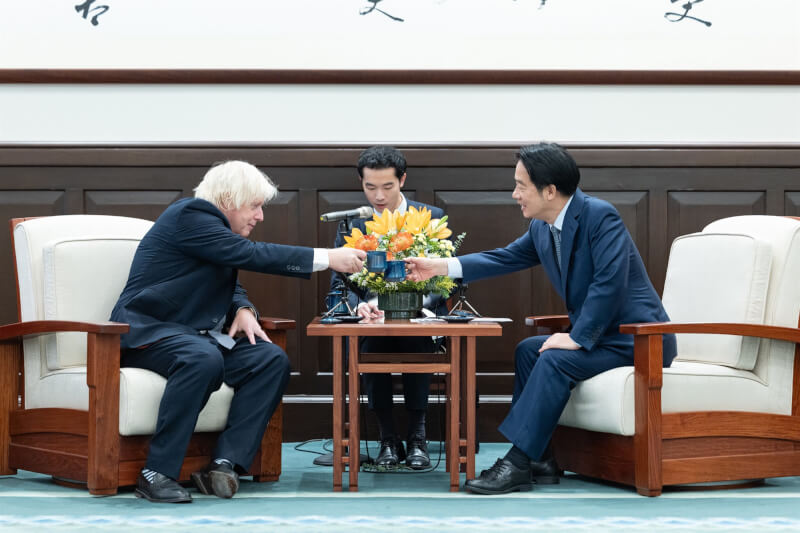 總統賴清德(右)5日上午接見英國前首相強生訪團。(總統府提供)中央社記者葉素萍傳真 114年8月5日