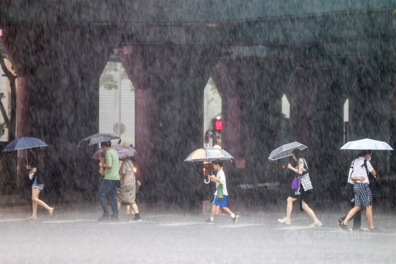 台北市大安區2日午後下起大雷雨,外出民眾在滂沱大雨中撐傘前行。中央社記者王騰毅攝 114年8月2日
