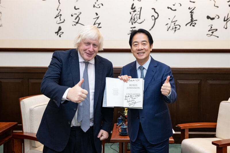 總統賴清德(右)5日上午接見英國前首相強生(左)訪團,感謝強生和英國政府對台灣的重視與支持。(總統府提供)中央社記者葉素萍傳真 114年8月5日