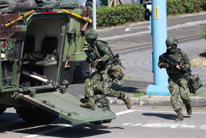圖為國軍「漢光41號」演習實兵操演,陸軍269旅在新北市八里區演練縱深防禦暨持久作戰,國軍士兵登上雲豹裝甲車。(中央社檔案照片)