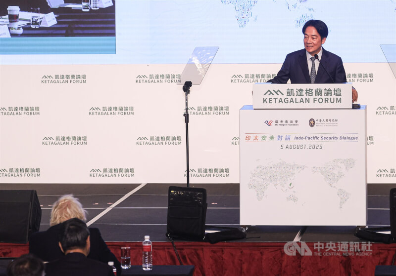 「凱達格蘭論壇:2025印太安全對話」5日在台北君悅酒店登場,總統賴清德(後右)出席開幕式並發表演說。中央社記者鄭清元攝 114年8月5日