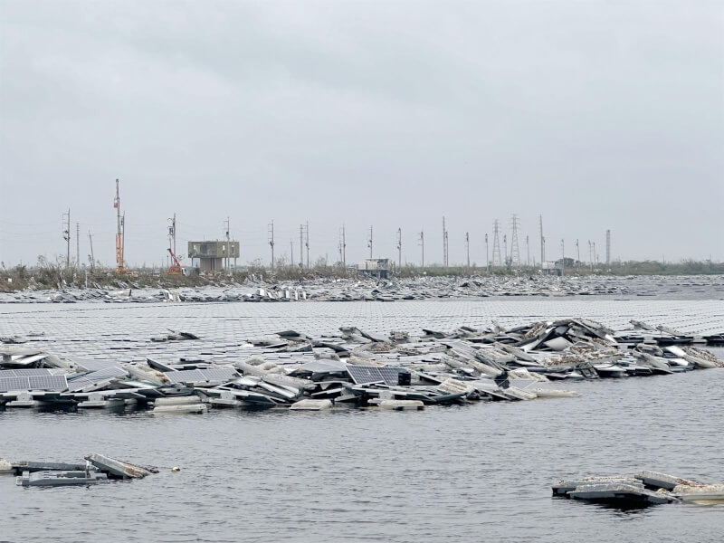 颱風丹娜絲重創嘉義縣多處設置在滯洪池水面的大型光電案場,約有4成太陽能板毀損,縣府表示,已要求業者在2週內清除受損太陽能板。(蔡易餘提供)
