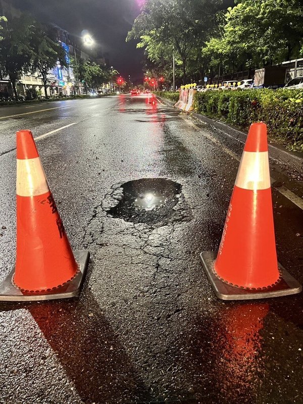 高雄市政府警察局楠梓分局4日晚上陸續接獲報案，有4名汽車駕駛行經德民路時，因行車視線不佳，輪胎壓入坑洞產生劇烈震盪及破損，幸無人員受傷。（高雄市政府警察局楠梓分局提供）中央社記者張已亷傳真　114年8月5日
