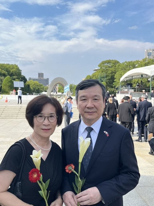 駐日代表李逸洋5日與夫人林淑瑾及駐日官員赴和平紀念公園慰靈碑前獻花致意。(駐日代表處提供)中央社記者楊明珠廣島傳真 114年8月5日