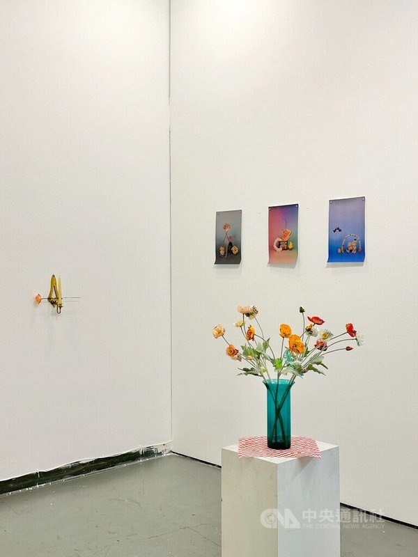 台灣藝術家程仁珮在洛杉磯展出「食譜是尋找家鄉的藏寶圖」,透過田野調查與藝術創作,探討移民家庭的飲食文化。中央社實習記者周順興洛杉磯攝 114年8月5日