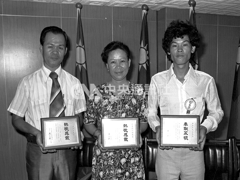 生命線是由受過訓練的志工提供協談服務。民國68年,台北市生命線協會舉辦創設開線10週年紀念活動,表揚服務滿10年的熱心志工。中央社記者劉偉勳攝 68年8月12日