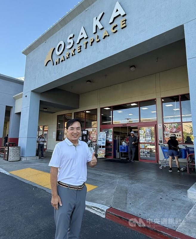 關稅風暴來襲,全球玉山科技協會榮譽理事長胡立民投資高端超市,看準矽谷消費者飲食習慣變化,越來越多年輕族群購買半成品、減少外食次數。中央社記者張欣瑜舊金山攝 114年8月5日