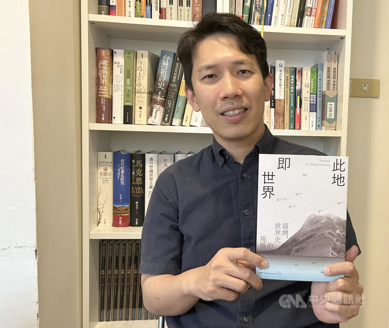 成軍11年的網路新媒體「故事」，近期成立實體出版社「有理文化」，創辦人涂豐恩表示，一開始對經銷商體系、通路成本都很陌生，直到近年才逐漸熟悉；但紙本書仍有網路無法取代的特性，盼透過出版讓歷史內容傳遞得更深遠。中央社記者邱祖胤攝　114年8月5日