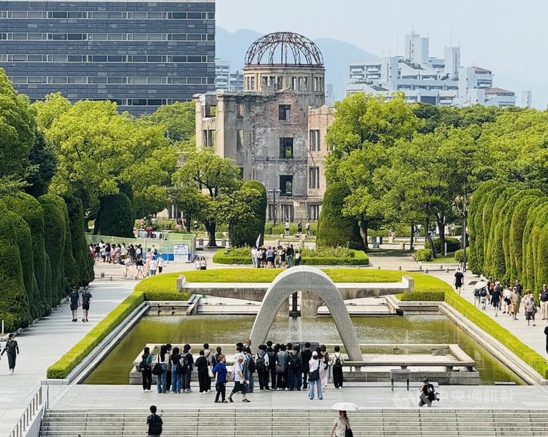 1945年8月6日,美國在日本廣島市投下1枚原子彈,約14萬人喪生。本月6日是「原爆日」80週年紀念日,廣島市府將舉辦和平紀念儀式,駐日代表李逸洋將代表台灣首度出席。中央社記者楊明珠廣島攝 114年8月5日