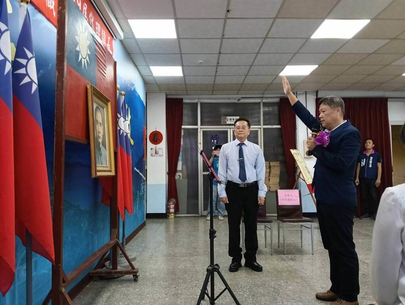 屏東縣潮州鎮長周品全涉收賄賣官，屏東地方法院裁定羈押。縣府指派工務處副處長黃有成（前右）代理鎮長，交接典禮6日上午在潮州鎮公所舉行。（屏東縣政府提供）中央社記者黃郁菁傳真  114年8月6日