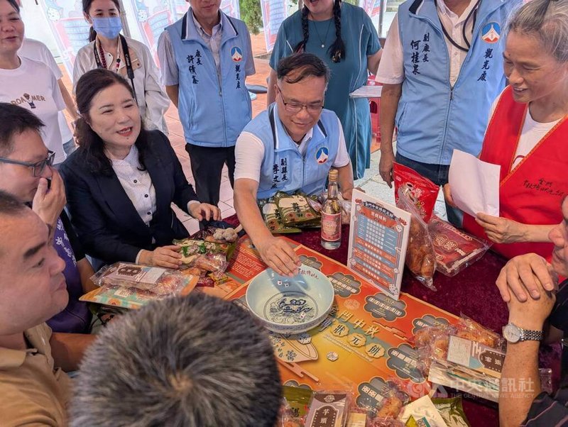 金門中秋博狀元餅活動宣傳記者會6日舉行,金門縣副縣長李文良(中)出席並與到場來賓共同體驗博餅。中央社記者吳玟嶸攝 114年8月6日