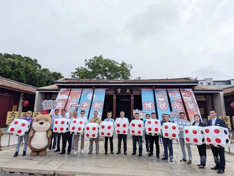 金門縣副縣長李文良(右9)6日出席金門中秋博狀元餅宣傳記者會,他表示,9日「跑動金門」活動將有第1場博餅快閃,為即將開始的系列活動熱身。中央社記者吳玟嶸攝 114年8月6日