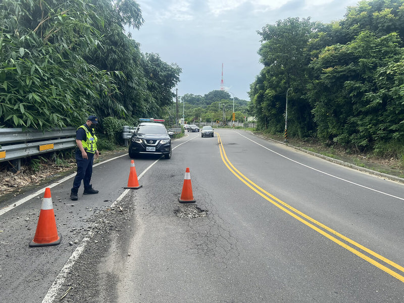連日豪雨導致彰化縣道路出現多處坑洞，有民眾5日下午騎機車行經花壇鄉環山路，因閃避不及，壓到路面坑洞而摔傷送醫，彰化縣警察局彰化分局員警獲報到場，立即擺放三角錐警示來車，並聯繫縣府派員修補。（民眾提供）中央社記者鄭維真傳真　114年8月6日