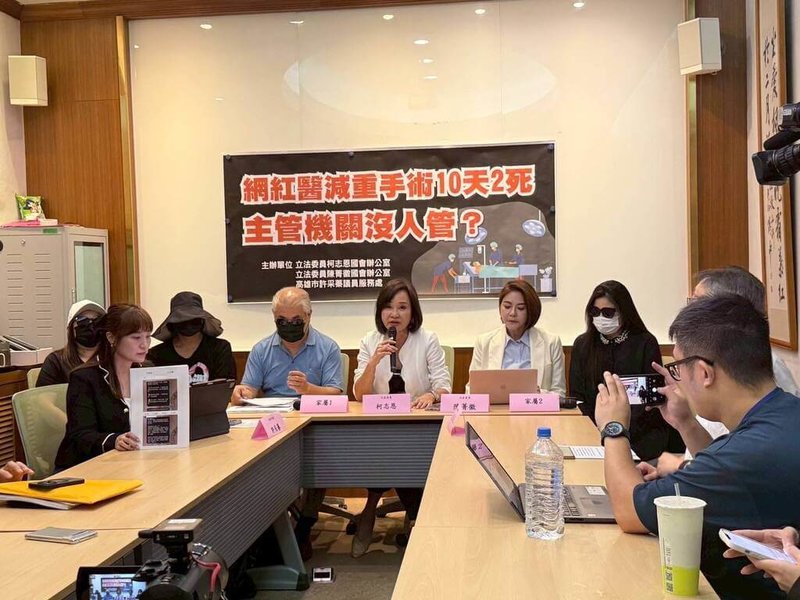 國民黨立委柯志恩（中）等人今天召開記者會，控訴高雄市安泰醫院及王姓醫師未經正當醫療程序、輕忽病患身體狀況即隨意動刀，一再奪走病患性命，強烈要求衛福部應積極聯繫相關部會啟動跨部會調查程序。 （柯志恩辦公室提供） 中央社記者王承中傳真  114年8月6日