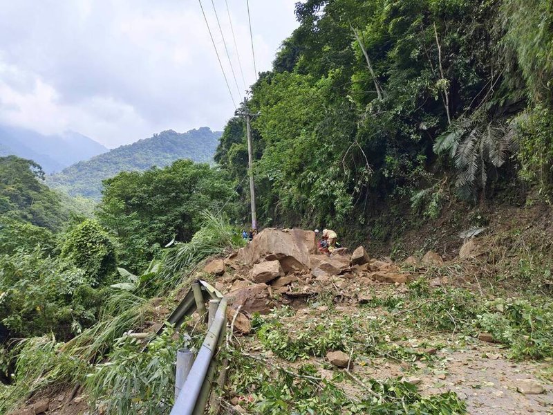 苗栗縣消防局6日下午接獲報案,指泰安鄉苗62-1線清安豆腐街往清安國小路段有小轎車遭落石砸中,車內疑似有2人受困,泰安分隊人車趕赴現場救援,發現轎車遭巨石重砸掩埋。(民眾提供)中央社記者管瑞平傳真 114年8月6日