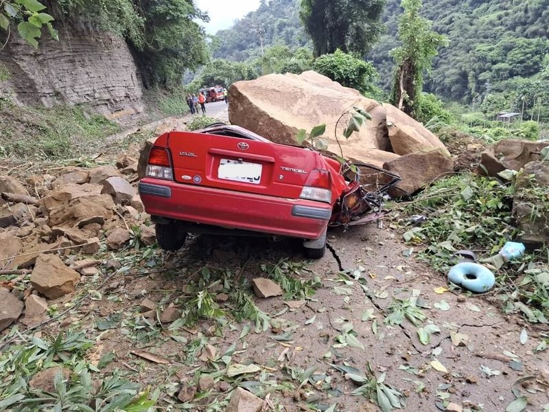 苗栗縣泰安鄉苗62-1線往清安國小路段6日下午發生山壁坍崩，一輛行經紅色轎車遭巨大落石砸中，車內駕駛及乘客不幸身亡。（民眾提供）中央社記者管瑞平傳真　114年8月6日
