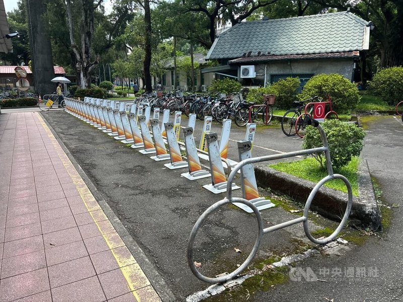 台灣大學校內共設有59個YouBike站點,依循學生上、下課週期,會出現如潮汐般週期性無車可借、無柱可還問題。中央社記者陳昱婷攝 114年8月6日