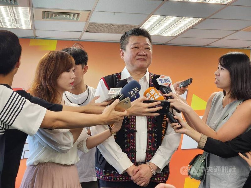 民進黨代理秘書長何博文（右2）6日回應救災擺拍的質疑。中央社記者葉素萍攝 114年8月6日