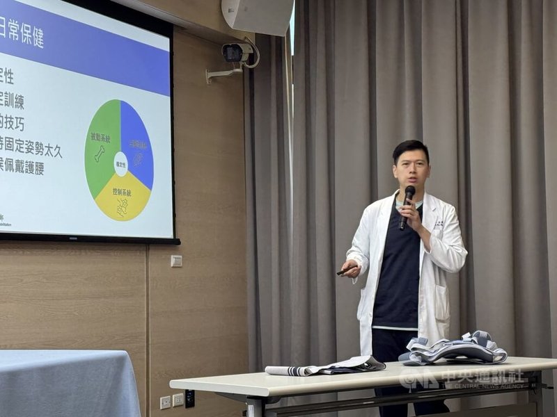 護腰屬於第一等級醫療器材，台北榮總復健部醫師林威廷（圖）提醒，無論哪種護腰，都應短期使用，以免肌肉「失憶」，變成一個這輩子都非常依賴護腰的人。中央社記者沈佩瑤攝  114年8月6日