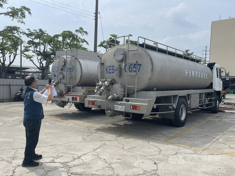 台中地檢署針對將水肥油污等廢棄物違法排放於市區下水道等不法行徑進行查緝，5日囑託行政執行署將查扣的水肥車變價拍賣，其中5輛以超出底價近1倍的價格拍出，拍定價格合計新台幣814萬元。（翻攝照片）中央社記者蘇木春傳真 114年8月6日