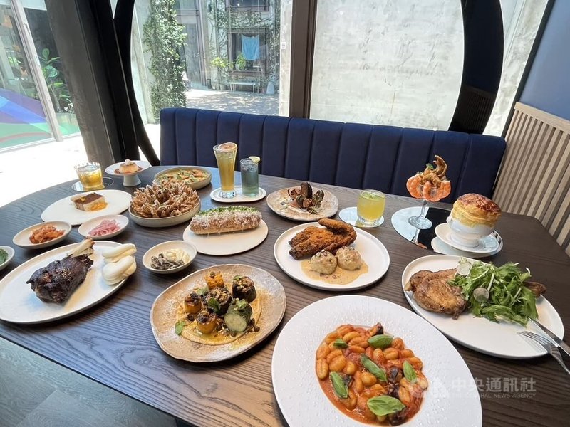 高雄駁二藝術特區餐廳業者推出全新菜單、用餐贈炸物活動,搶攻暑假消費商機,邀請民眾前來享受度假氛圍。中央社記者林巧璉攝 114年8月6日