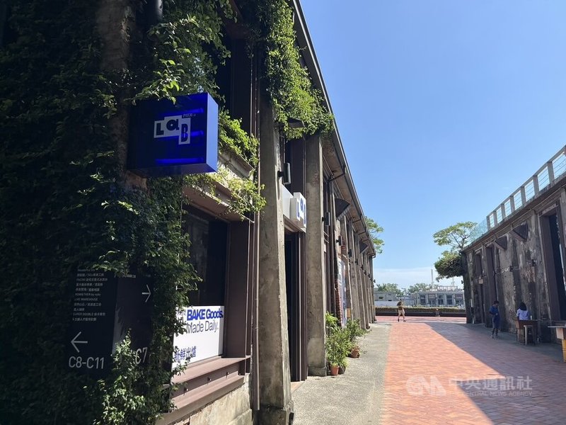 為搶攻暑假旅遊、消費商機，餐飲業者紛紛祭出新菜單與優惠方案，其中高雄駁二藝術特區林立不少特色商家，暑期也推出相關折扣吸引顧客。中央社記者林巧璉攝  114年8月6日