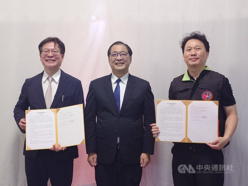犯罪被害人保護協會福建連江分會6日舉行新址搬遷,以及新設馨生保護服務據點揭牌儀式,並與彰化基督教醫院簽署「司法保護醫療關懷聯盟合作備忘錄」,由彰基總院長暨犯保協會連江分會主委陳穆寬(左)與犯保連江分會委員楊國松(右)代表簽署,法務部長鄭銘謙(中)見證。中央社記者潘欣彤攝 114年8月6日