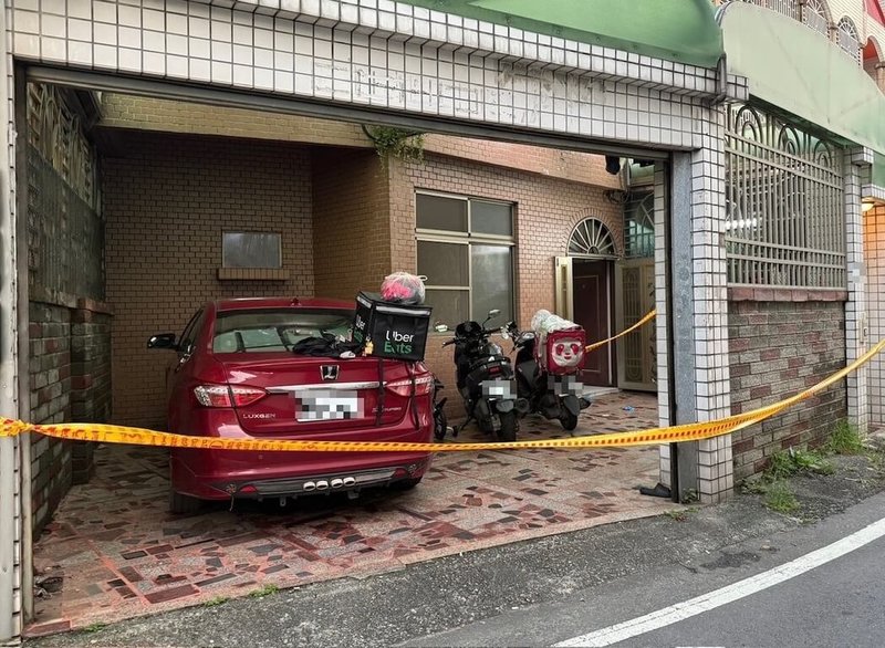 嘉義縣一對夫婦今天凌晨因故爭吵，黃姓妻子涉嫌持水果刀刺殺莊姓丈夫，造成莊男胸部多處穿刺傷，送醫不治。（警方提供）中央社記者黃國芳傳真　114年8月6日