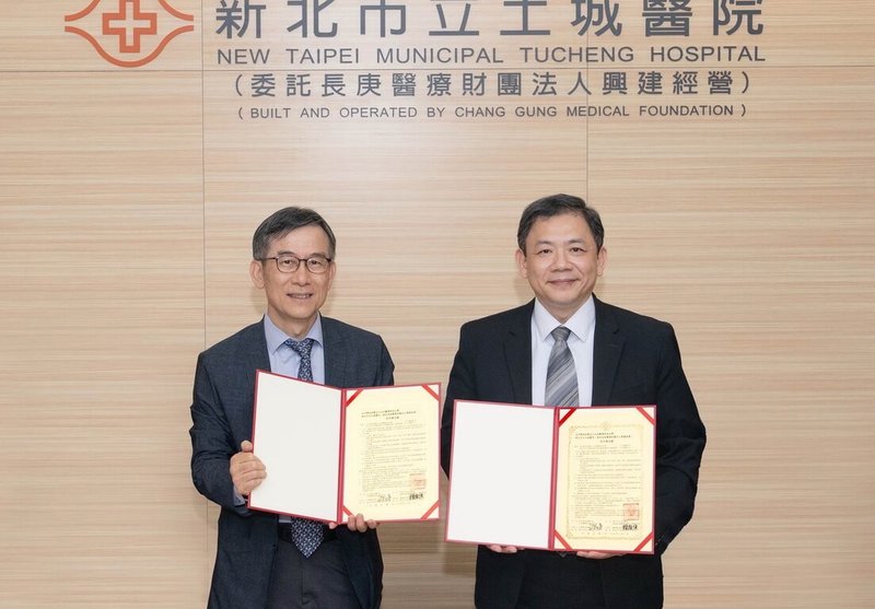 新北市立土城醫院院長賴旗俊(左)6日與元培醫事科技大學校長王綮慷(右)簽署MOU,攜手打造臨床醫療與教學深度交流對話。(新北市立土城醫院提供)中央社記者黃旭昇新北傳真 114年8月6日