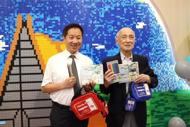東海大學攜手文具品牌利百代國際實業合作打造「利百代親子形象館」,東海大學校長張國恩(左)、利百代董事長門田明輝(右)6日出席開幕儀式。(東海大學提供)中央社記者趙麗妍傳真 114年8月6日