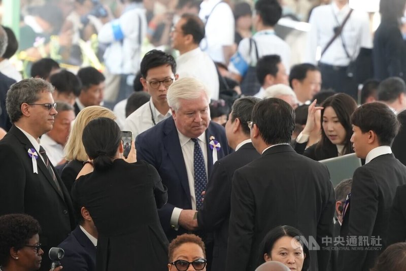 2025年8月6日是「原爆日」80週年紀念日。駐日代表李逸洋6日代表台灣首度出席廣島市和平紀念儀式，與美國駐日大使葛拉斯（中，白髮者）開場前在場內握手寒暄。中央社記者楊明珠廣島攝　114年8月6日