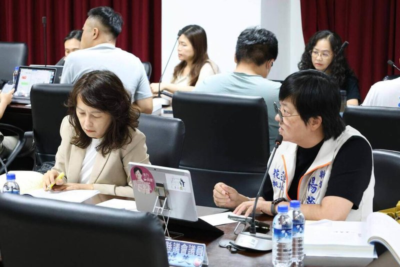 民進黨花蓮縣議員張美慧(前排左)5日於臨時會程序會提案,財劃法修訂後花蓮縣府1年將增加新台幣161億統籌分配款,應成立「振興花蓮產業復甦普發現金小組」,由議長擔任召集人,邀各黨團總召共同協商普發現金額度方案。(民進黨花蓮縣議員張美慧提供)中央社記者張祈傳真 114年8月6日