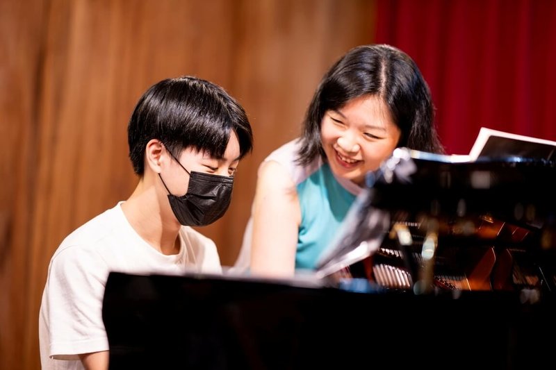 鳴石鋼琴音樂節邁入第2屆,這個小而美的音樂節10名音樂家師資全部來自台灣。圖為鋼琴家廖皎含(右)2024年上課畫面。(鳴石音樂空間提供)中央社記者趙靜瑜傳真 114年8月6日
