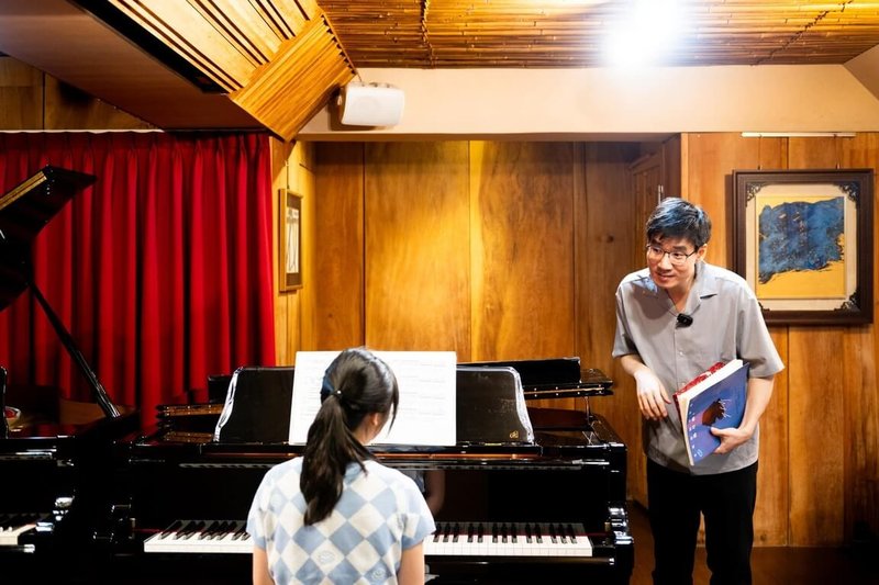 鳴石鋼琴音樂節邁入第2屆,這個小而美的音樂節10名音樂家師資全部來自台灣。圖為鋼琴家汪奕聞(右)2024年上課畫面。(鳴石音樂空間提供)中央社記者趙靜瑜傳真 114年8月6日
