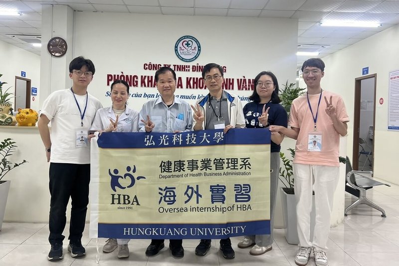 弘光科技大學健康事業管理系副教授施博文（右3）帶領學生到越南，在由台商設立的診所進行海外實習。（弘光科大提供）中央社記者趙麗妍傳真  114年8月6日