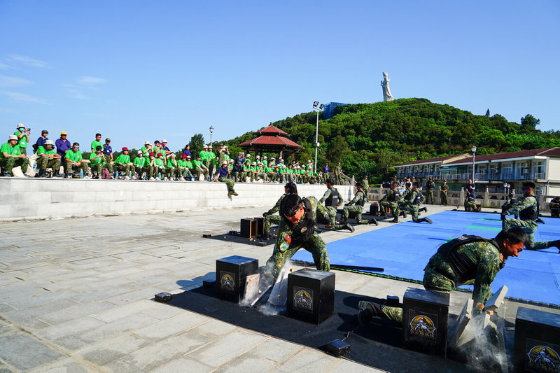 馬祖防衛指揮部4至8日舉行114年全民國防暑期戰鬥營「馬祖戰鬥營」，來自全台各地的學員抵達馬祖，近距離欣賞雲台戰技隊操演，其中「功力擊破」環節，包括徒手劈碎花崗岩、水泥瓦等。（馬祖防衛指揮部提供）中央社記者潘欣彤傳真　114年8月6日