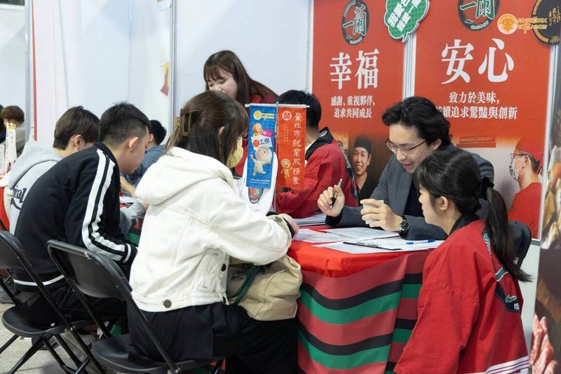 審計部台北市總決算審核報告提到，台北市近3年失業人數及失業率都下降，但同期的青年失業率未改善，認為就業服務處未積極推動。勞動局回應，有持續強化與宣導各項就業媒合措施。圖為過往舉辦青年實習就業博覽會情形。（勞動局提供）中央社記者劉建邦傳真　114年8月6日