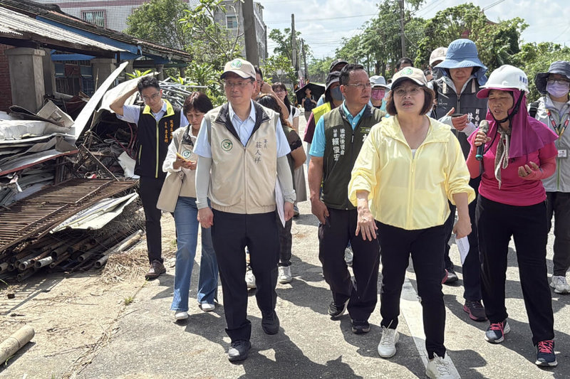 民進黨立委賴惠員(前右2)6日安排立法院財政委員會與衛生福利部疾病管制署長莊人祥(前左1)等人,前往台南市後壁區會勘災後防疫情況。(賴惠員服務處提供)中央社記者楊思瑞台南傳真 114年8月6日