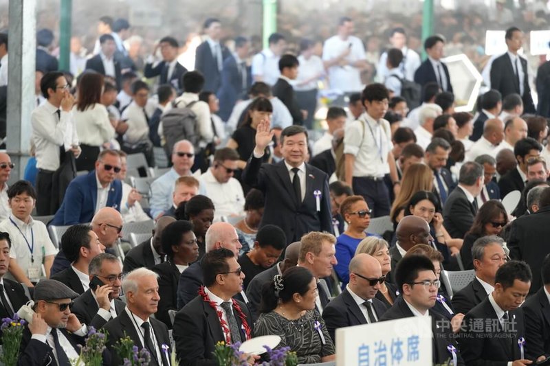 2025年8月6日是「原爆日」80週年紀念日。駐日代表李逸洋(中,站立揮手者)6日代表台灣首度出席廣島市和平紀念儀式。中央社記者楊明珠廣島攝 114年8月6日