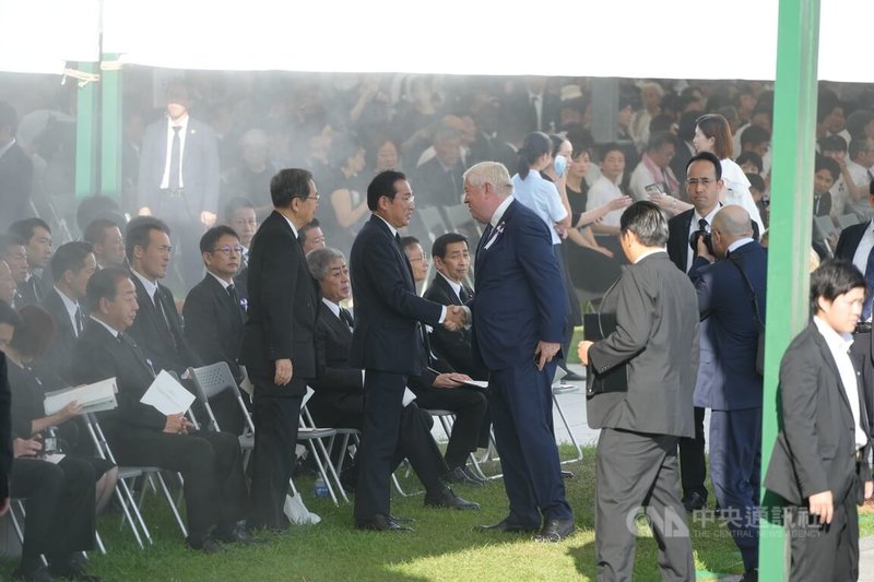 2025年8月6日是「原爆日」80週年紀念日。美國駐日大使葛拉斯(中,白髮者)出席,和日本前首相岸田文雄(站立者左2)握手寒暄。中央社記者楊明珠廣島攝 114年8月6日