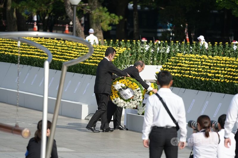 2025年8月6日是「原爆日」80週年紀念日。廣島市長松井一實和廣島市議長八條範彥6日在慰靈碑前獻花。中央社記者楊明珠廣島攝 114年8月6日