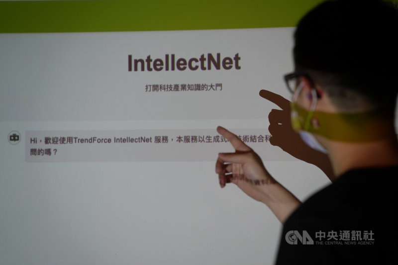 市場研究機構集邦科技(TrendForce)結合大型語言模型與檢索增強生成技術,開發出人工智慧(AI)知識問答平台,10秒內就能彙整不同報告的研究摘要,節省翻閱冗長報告時間。中央社記者徐肇昌攝 114年8月6日
