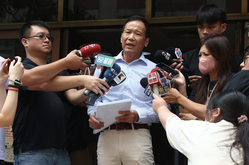 台北地方法院6日開庭審理前台北市長柯文哲自訴國民黨台北市議員鍾小平案,開庭約40分鐘結束,柯文哲與鍾小平達成和解,決定撤告。圖為庭後鍾小平(中)受訪說明。中央社記者王騰毅攝 114年8月6日