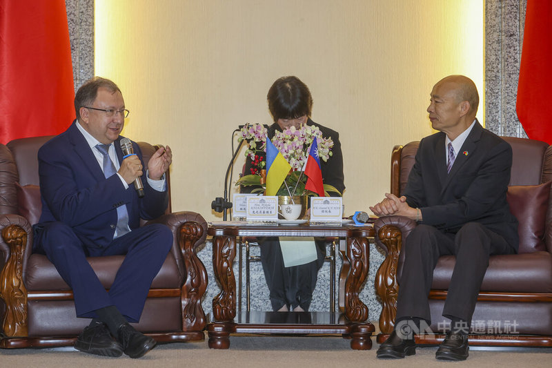 烏克蘭國會議員克尼亞日茨基(Mykola Kniazhytskyi,另譯:克尼茨基)(左)率跨黨派國會議員團訪台,6日午後拜會立法院長韓國瑜(右),雙方進行交流。中央社記者鄭清元攝 114年8月6日